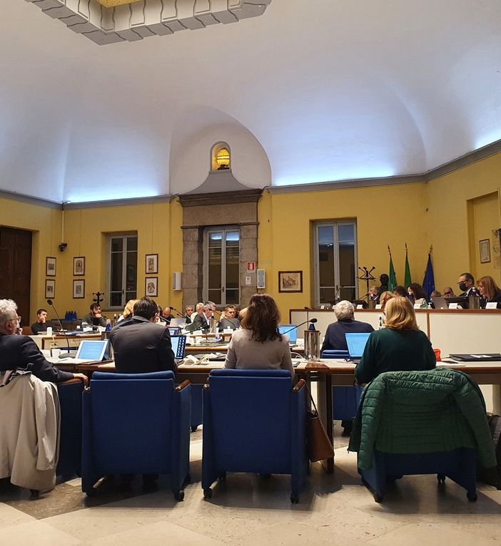 Il Consiglio di Busto si schiera con le donne iraniane. FdI: «Ma ciò che accade in questa sala non influenza Teheran»