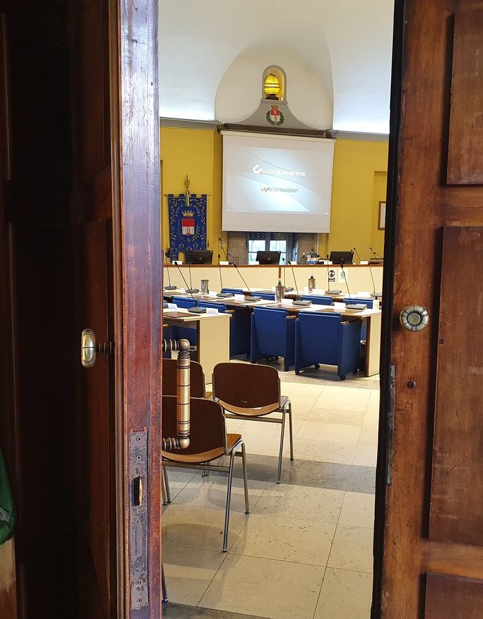 Il Consiglio riapre le porte al pubblico. Sotto, Laura Rogora e Simone Orsi