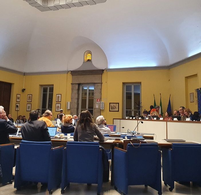Busto, approvato il rendiconto 2022. L’opposizione punge su lampioni e partecipate