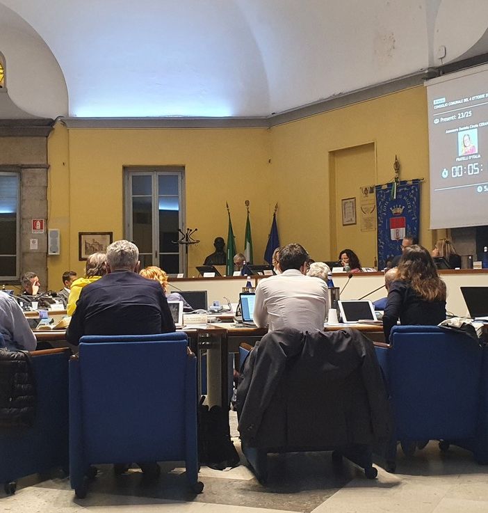 In Consiglio nuovo scontro tra sindaco e minoranza: «Inutile rispondervi». «Ignoranza dei ruoli istituzionali»