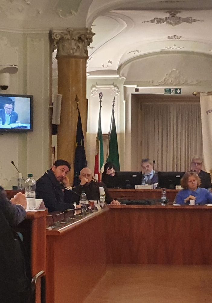In Provincia primo via libera al bilancio. Opposizione sulle barricate: «Qui manca la politica»