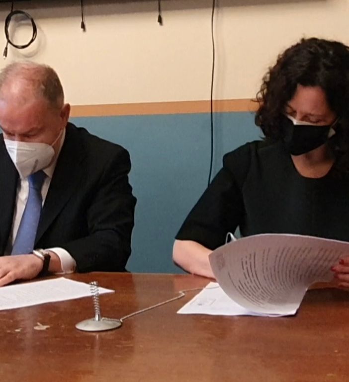 Siglata la convenzione tra amministrazione comunale e università. Sotto, i partecipanti alla conferenza stampa