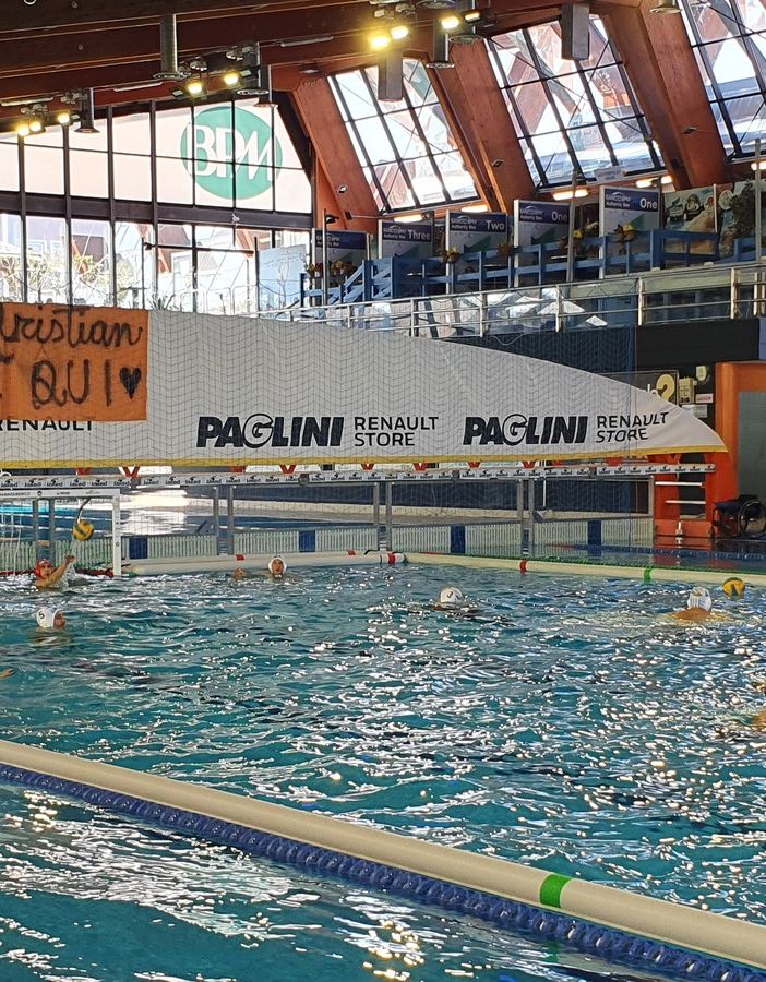 Lo striscione per Cristian esposto in piscina