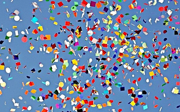 Le scuole di Cardano al Campo sfilano per Carnevale: sorrisi, mascherine e messaggi di pace