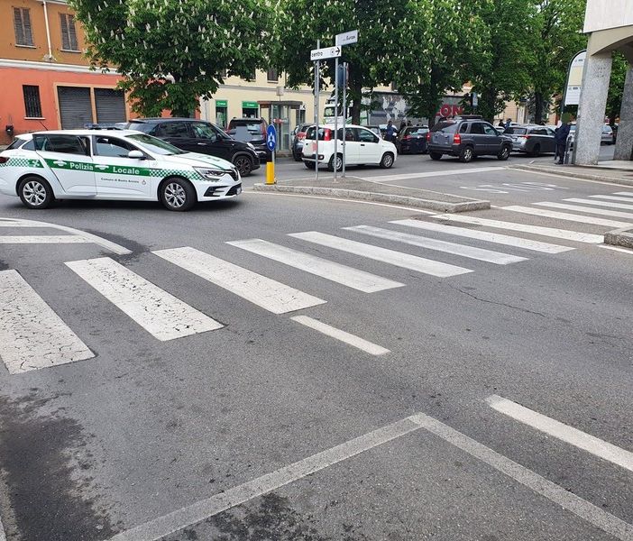 Donna investita a Busto, i passanti sollevano l’auto di peso per aiutarla