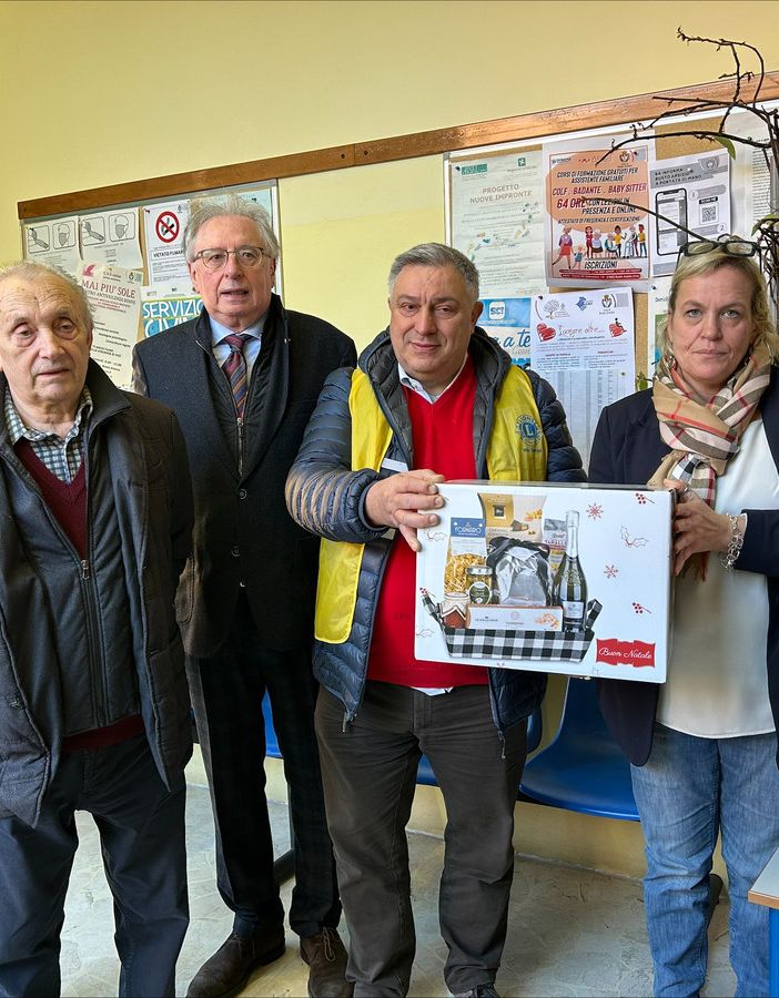 Il Lions Club Castellanza Malpensa dona oltre 20 cesti per gli anziani di Busto: «Un gesto simbolico di vicinanza ai cittadini più soli e fragili»