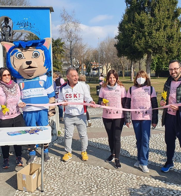 Centro Studi Karate: una camminata rosa con la mascotte della Pro Patria