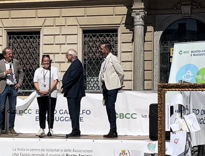 VIDEO. Una marea di volontari colora il centro di Busto: «Grazie, perché non vi girate dall'altra parte»
