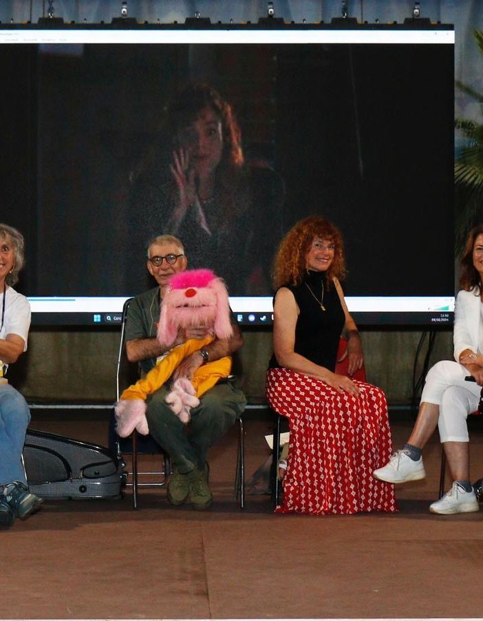 Safari Comix, il pupazzo Uan saluta i Cuori in piazza di Busto