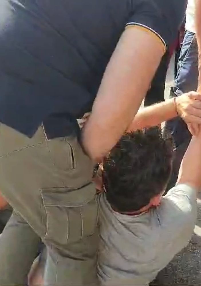 Gallarate, tensione in via Curtatone. Manifestante soccorso dall’ambulanza