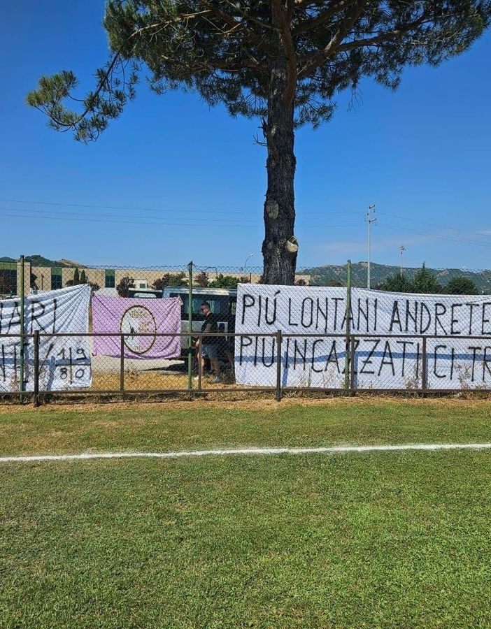 Legnano Calcio, la curva non ci sta e persiste la protesta: «Montanari sei un buffone»