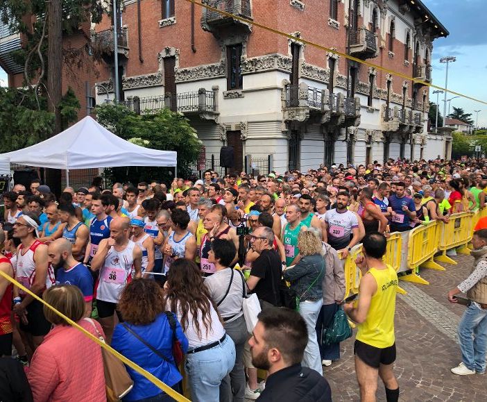 VIDEO E FOTO. Milleduecento runner a Busto per il Giro del Varesotto. Con Francesca nel cuore