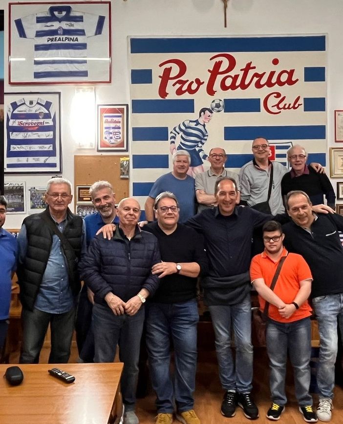 Il tifo al Pro Patria club e nel riquadro Davide