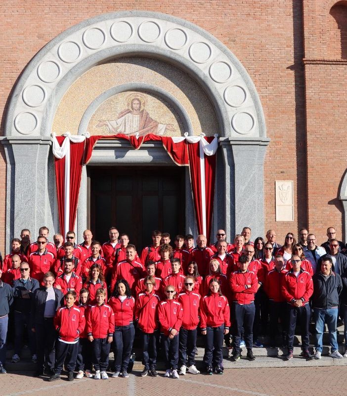 Tutti davanti alla chiesa - foto per cortesia di Davide Fedeli