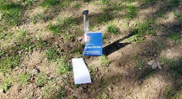 Il cartello strappato