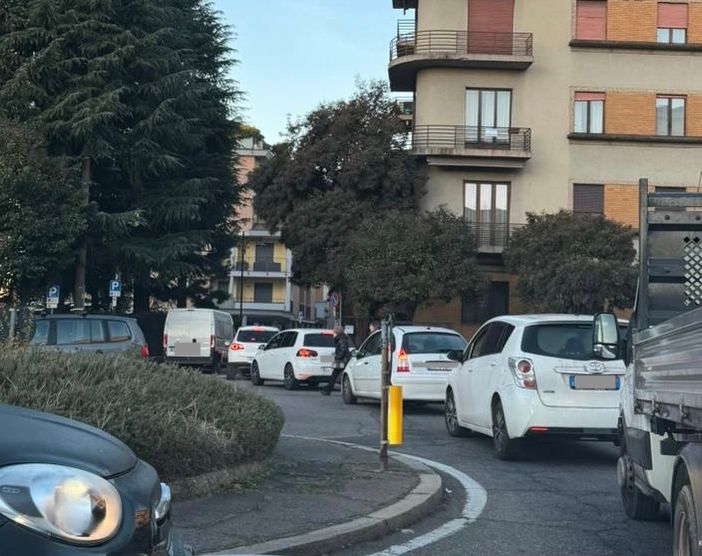 Tutti a scuola in auto alle Bossi. Tra code, pericoli e nervosismo