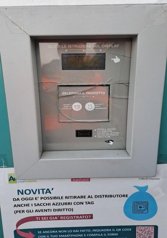 Legnano, distributore di sacchi danneggiato in via Pisa: il sistema fuori servizio a causa di atti vandalici