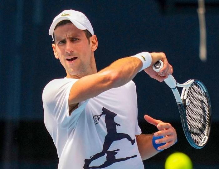 Caso Djokovic, l'Australia revoca il visto al tennista non vaccinato