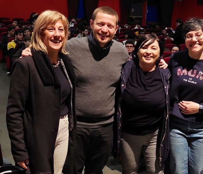 Don Riboldi ai ragazzi del “Facchinetti”: «Qualcuno che ci ascolta è il dono più grande che possiamo avere nella vita»