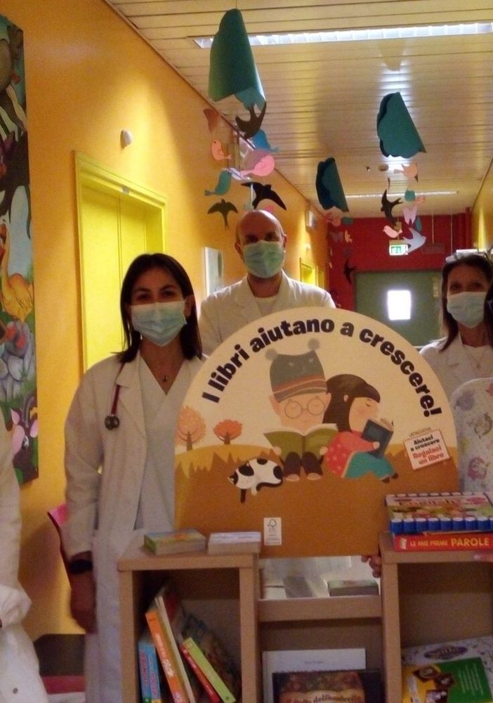 Libri in dono ai piccoli pazienti della Pediatria di Busto Arsizio