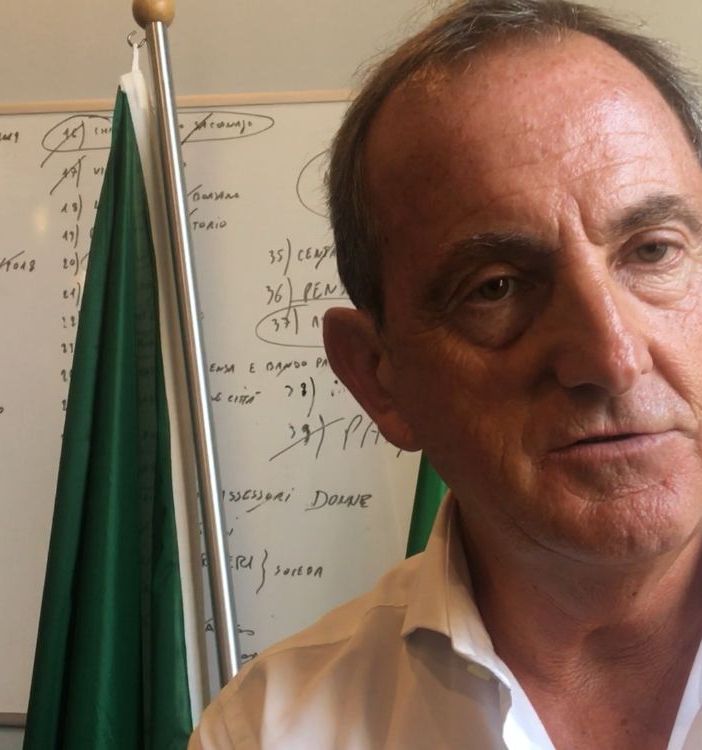 Emanuele Antonelli con la mappa dei lavori da effettuare