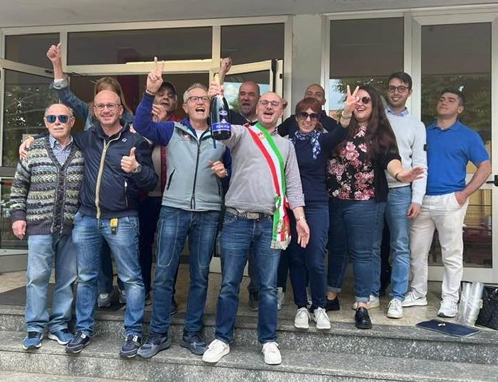 La festa di Emilio Aliverti e della sua squadra (foto dal profilo Facebook del sindaco)