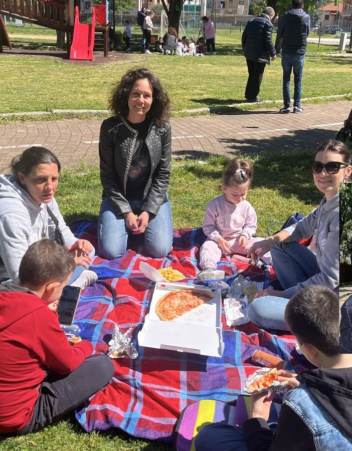 Bambini al parco a consumare il pasto prima di tornare a scuola. Nella foto piccola Emanuele Fiore