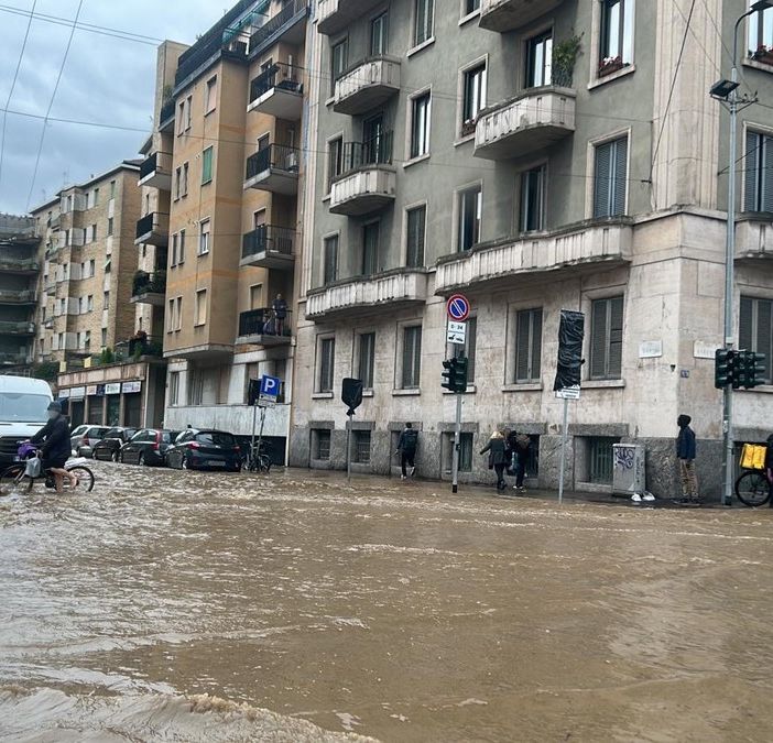 FOTO. Maltempo, strade allagate e traffico in tilt a Milano. Slitta anche il Consiglio regionale