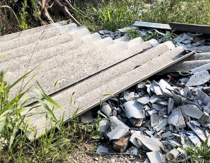 VIDEO. Quattro passi in campagna tra i rifiuti: eternit, pneumatici, vasche e anche un'auto