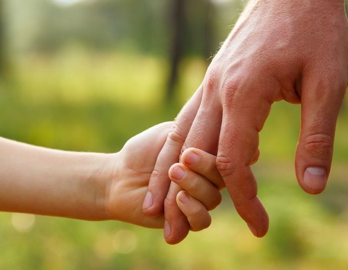 Papà di adolescenti si raccontano in un video sull’essere educatori in famiglia