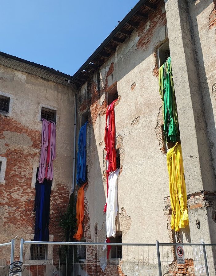 L'installazione artistica ancora in fase di completamento