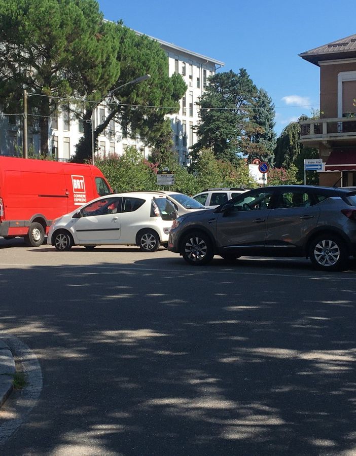 Le auto dove un tempo c'erano i bus, l'ingresso dell'ospedale e lo slargo