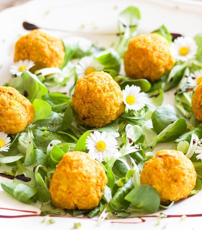 I falafel che Shoua portava alle amiche bustocche, «i più buoni del mondo». Quel mondo che nel dolore diventa minuscolo