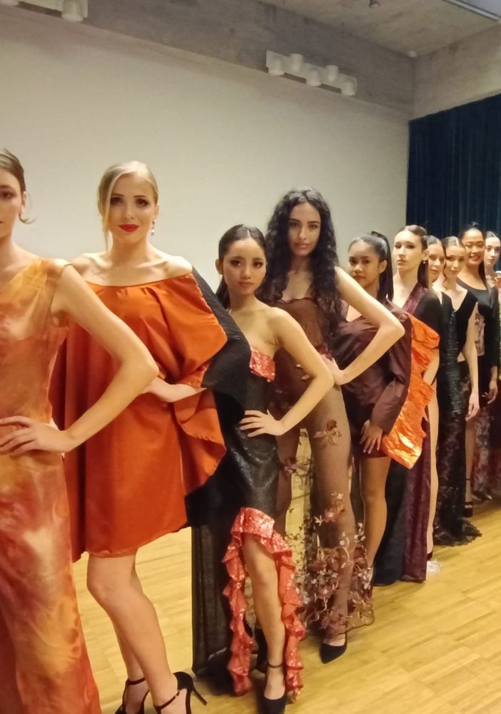 VIDEO E FOTO. Che applausi! Alessia Crespi, alla Fashion week con il suo fiore del diavolo