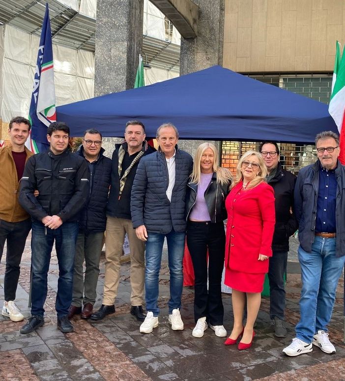 Busto, Fratelli d’Italia in piazza. C’è anche Antonelli: «Il rapporto col partito? Sereno»