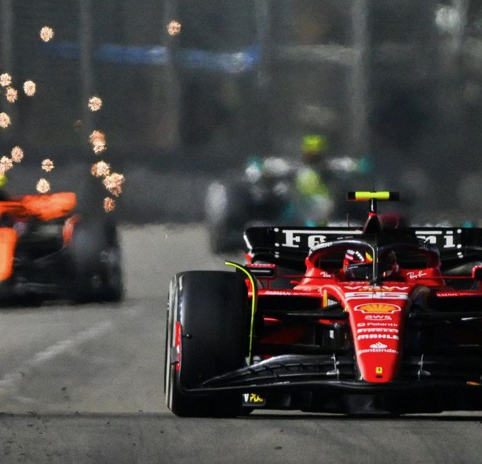 FORMULA 1. Meraviglioso Sainz! Vittoria Ferrari a Singapore