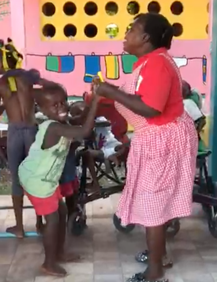 I canti, i sorrisi, che coinvolgono anche i più piccoli