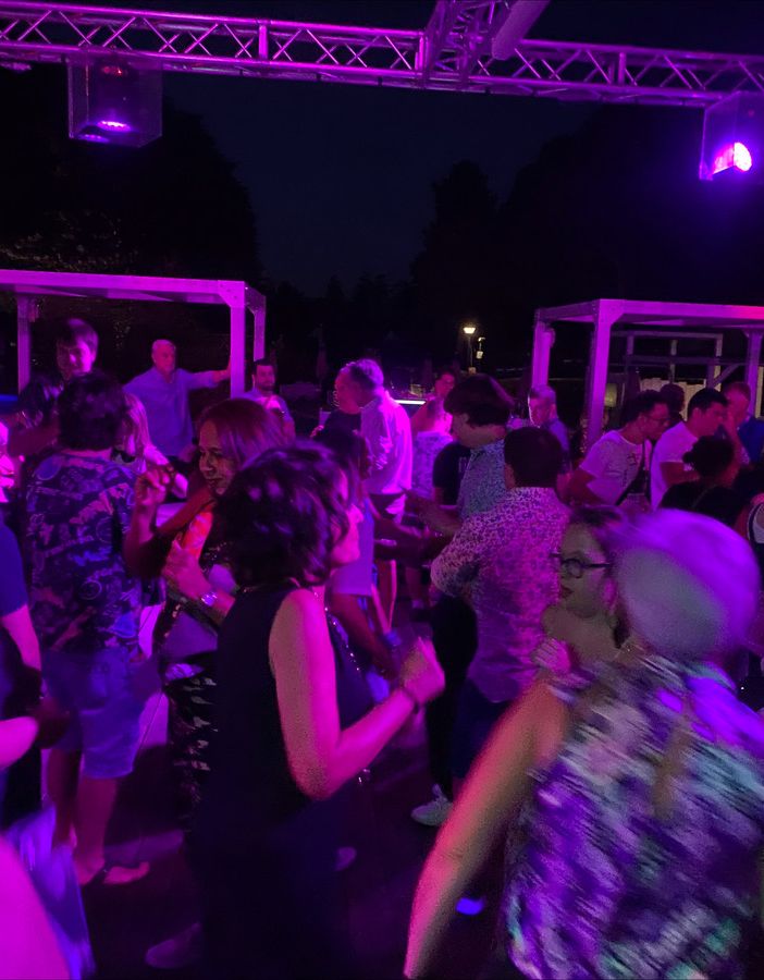 La festa delle Cuffie Colorate a ritmo della nuova sigla
