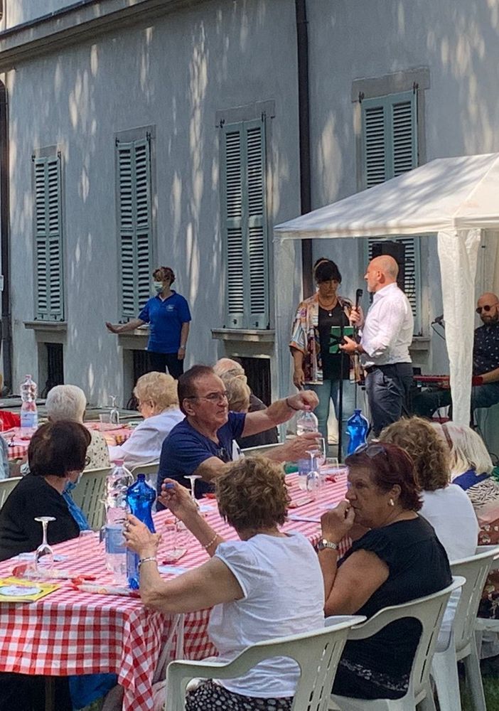 A Olgiate gli eventi riprendono con la festa della terza età: «Ripartiamo da chi ha sofferto di più»