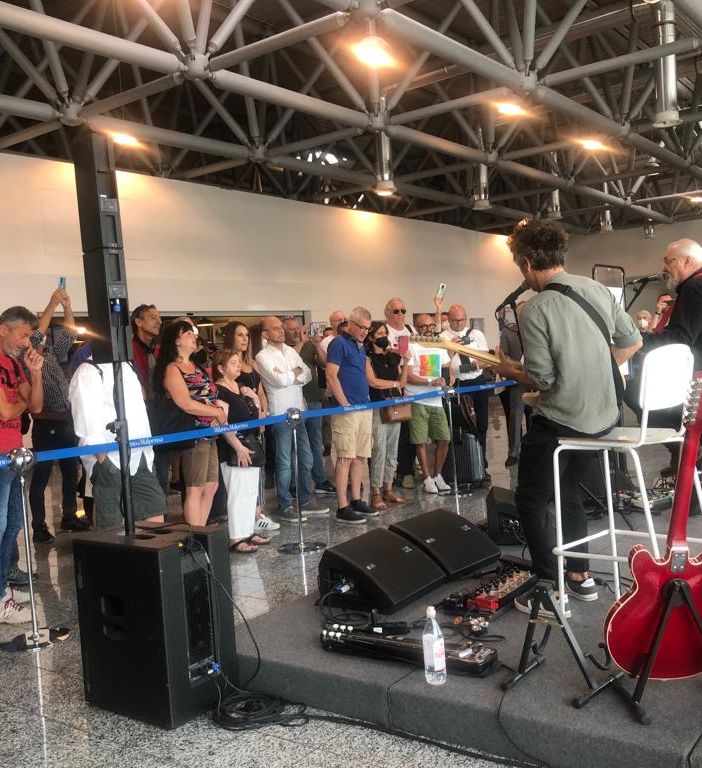 Eugenio Finardi fa &quot;volare&quot; i turisti a Malpensa. Anche sulle ali dei Rolling Stones