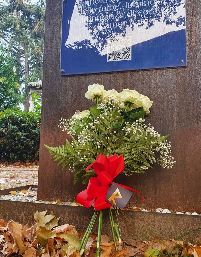 Nell’anniversario della morte di Norma Cossetto, nel “suo” parco spunta un misterioso mazzo di fiori