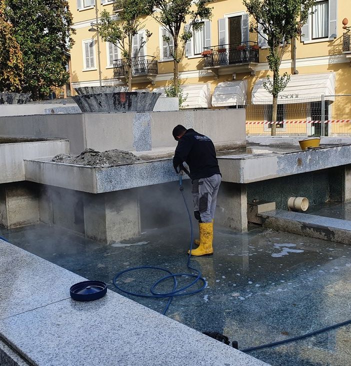 FOTO Busto, grandi pulizie in piazza Garibaldi. Fontana tirata a lucido