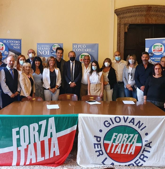 La squadra di Forza Italia insieme al sindaco Antonelli