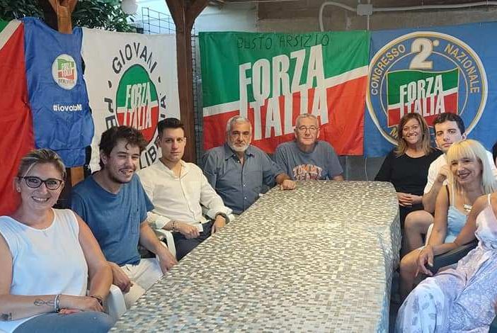 Il direttivo di Busto di Forza Italia. Sotto, il senatore Caliendo
