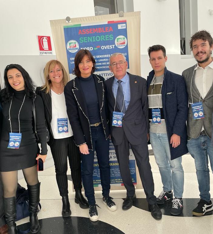 Il gruppo di Busto con l'eurodeputata Comi