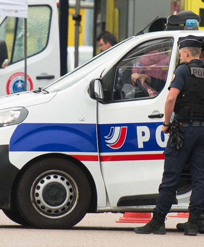 Parigi, auto contro tavoli di bar: un morto e 3 feriti gravi