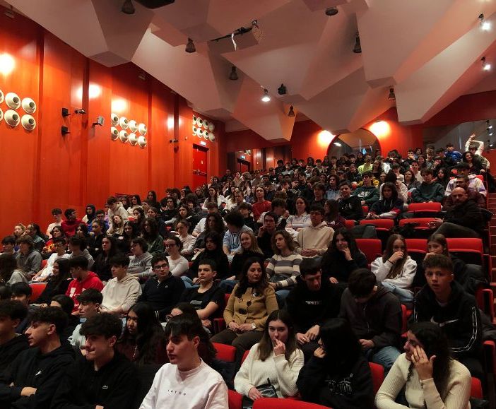 Gli studenti del liceo scientifico Tosi dialogano con Andrea Franzoso, autore di “Ero un bullo”