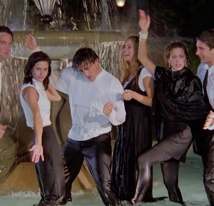 Friends compie 30 anni: scene iconiche, battute cult e l'assenza di Perry