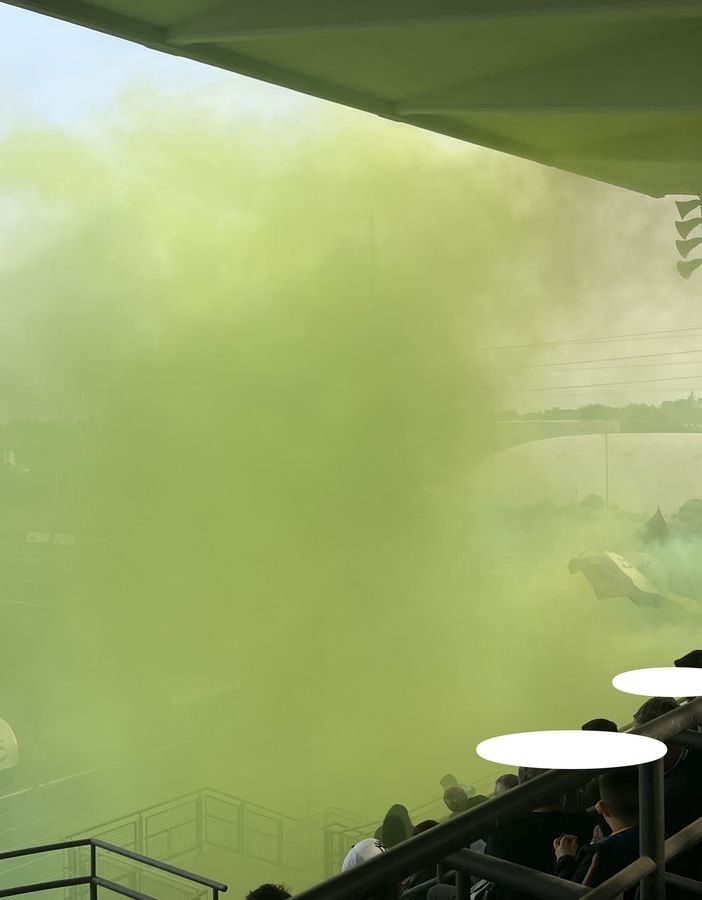 I fumogeni degli ultras milanesi a inizio partita