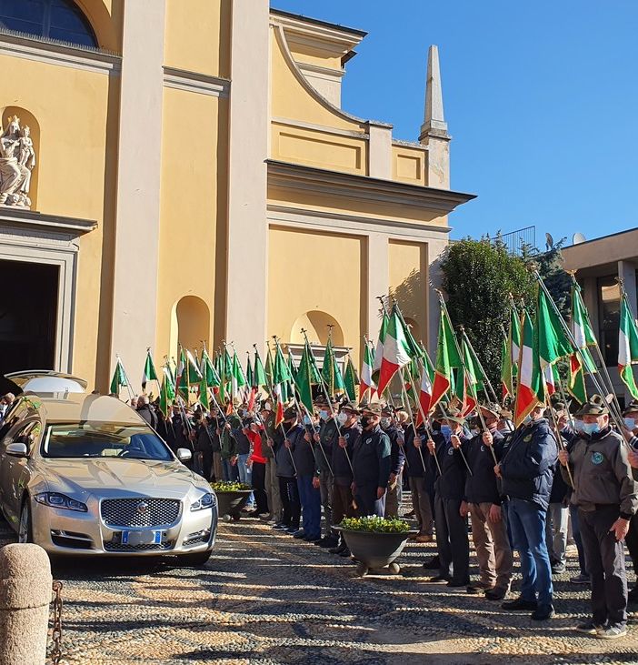 Il saluto delle penne nere davanti alla chiesa di San Giulio